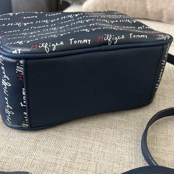 Tommy Hilfiger crossbody purse - Picture 7 of 12